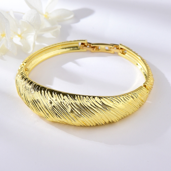 Picture of Zinc Alloy Dubai Fashion Bangle with Speedy Delivery