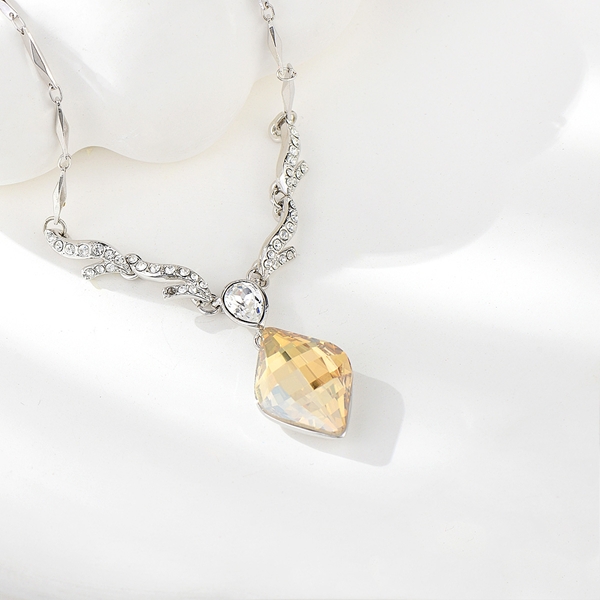 Picture of Zinc Alloy Swarovski Element Short Chain Necklace from Certified Factory