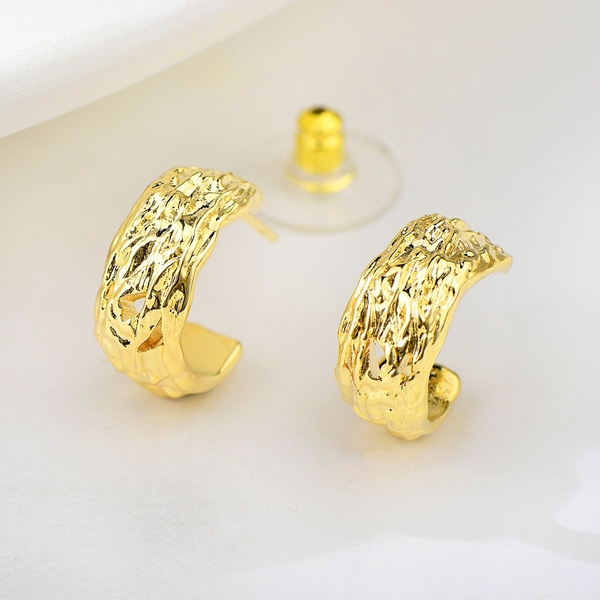 Picture of Unusual Dubai Gold Plated Big Stud Earrings